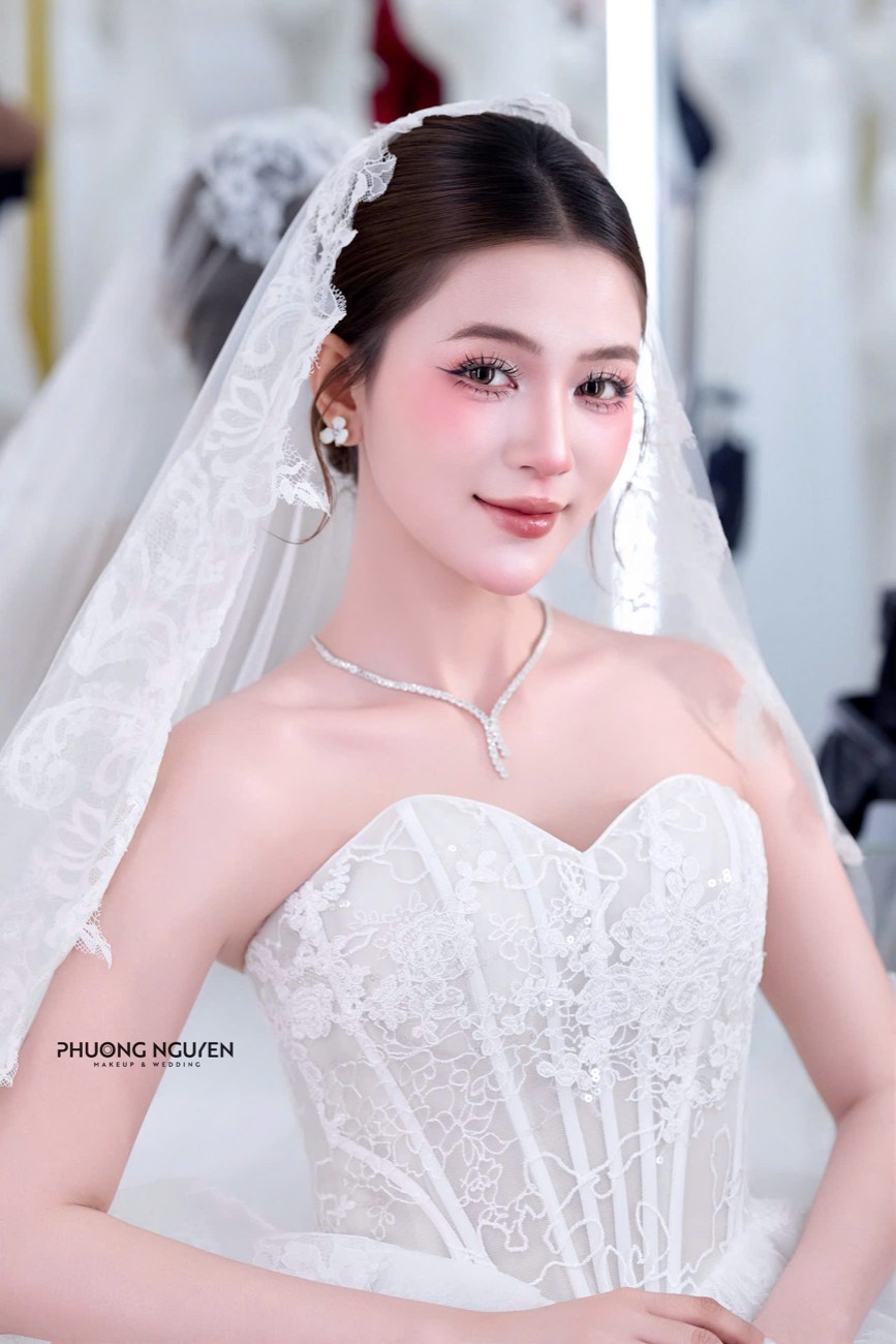Cô dâu trong váy cưới ren tinh tế
