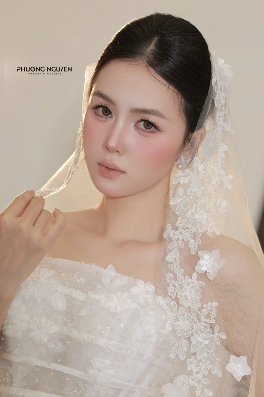 Cô dâu trong váy cưới đính kết đội voan