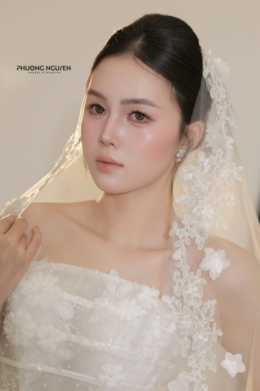 Cô dâu trong váy cưới bồng xòe