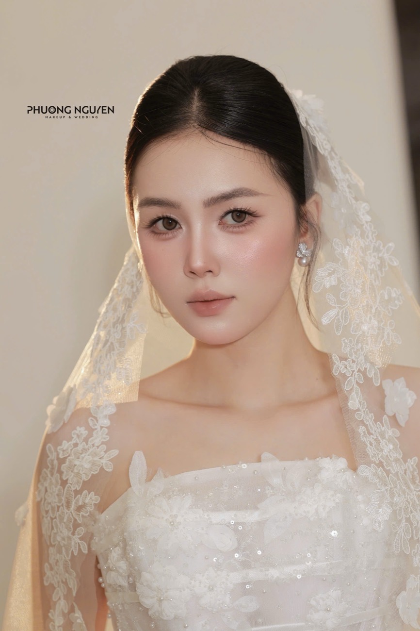 Cô dâu trong váy cưới đội voan dài