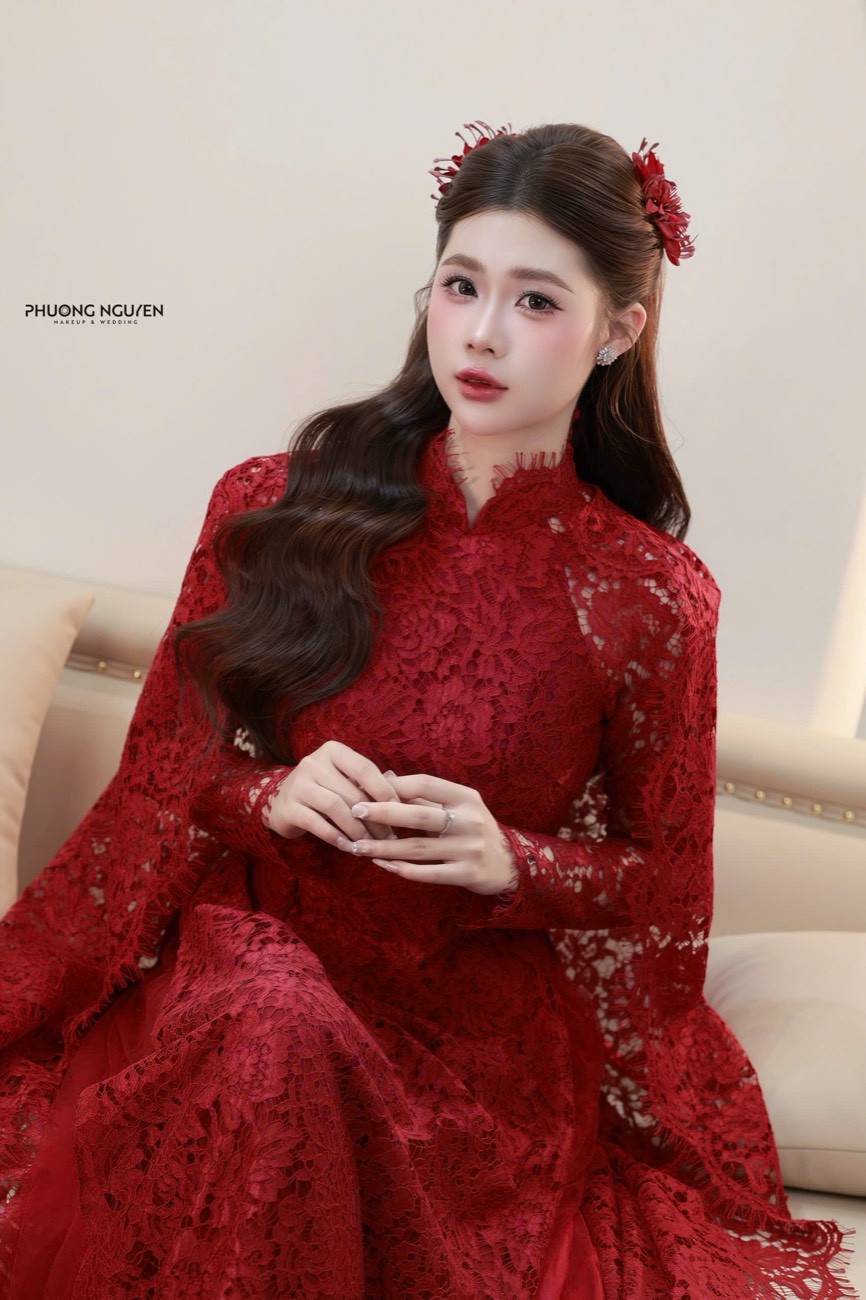 Cô dâu trong áo dài cưới đỏ ren