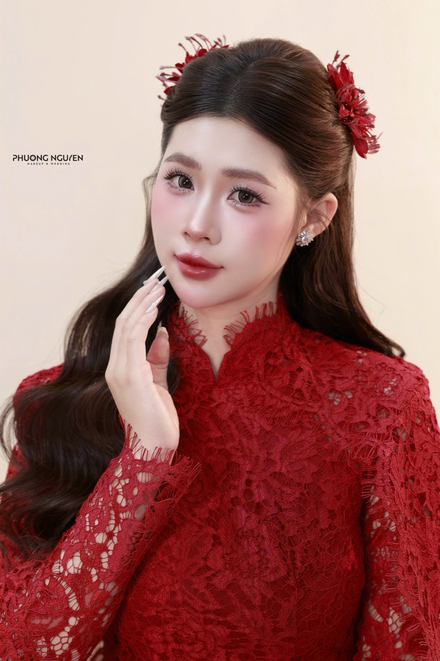 Cô dâu áo dài đỏ truyền thống