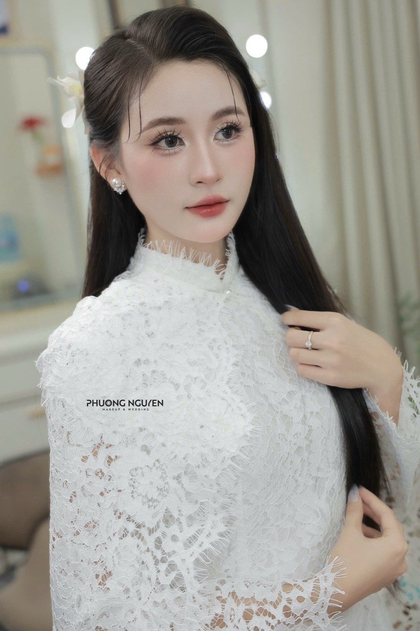 Cô dâu trong áo dài cưới trắng ren