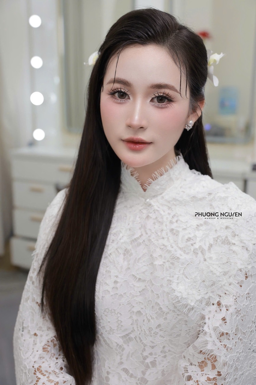 Cô dâu áo dài trắng cổ cao
