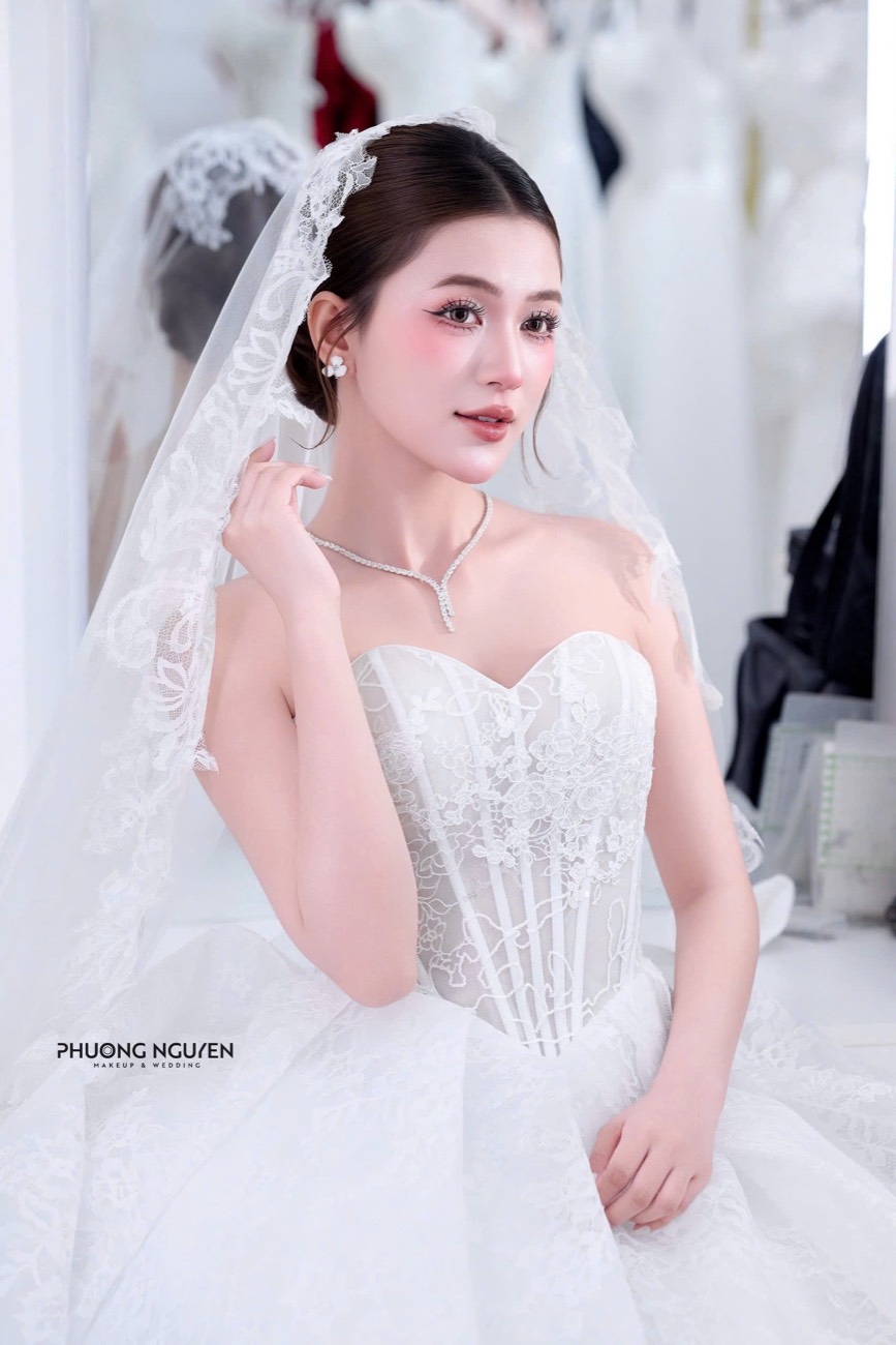 Cô dâu thử váy cưới tại Phương Nguyễn Studio