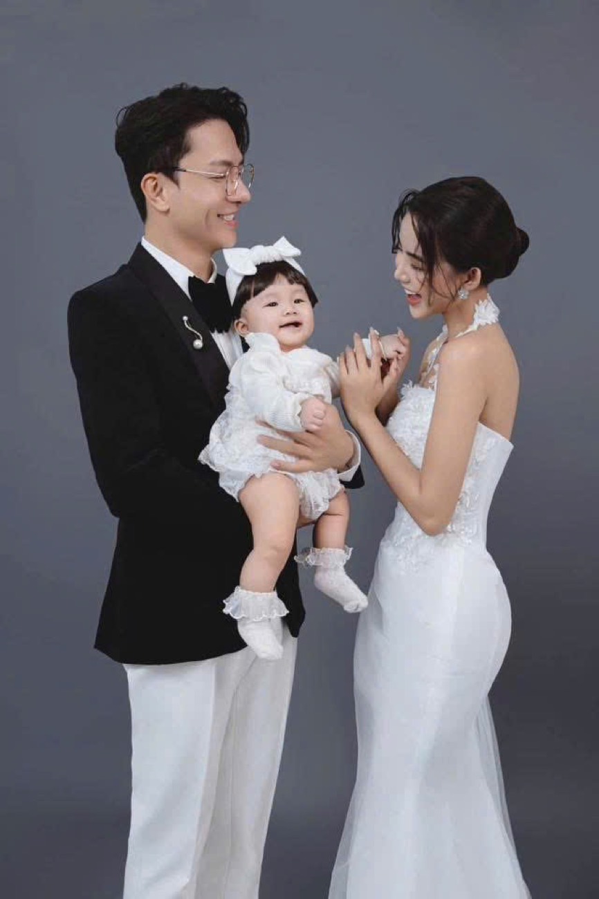 Bố mẹ và bé trong bộ ảnh gia đình
