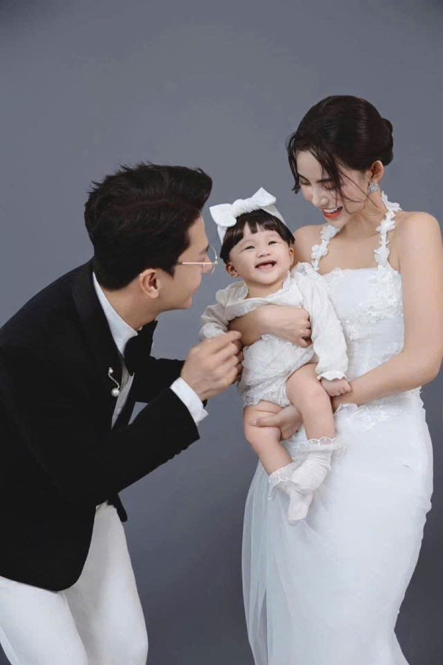 Khoảnh khắc gia đình ấm áp bên bé
