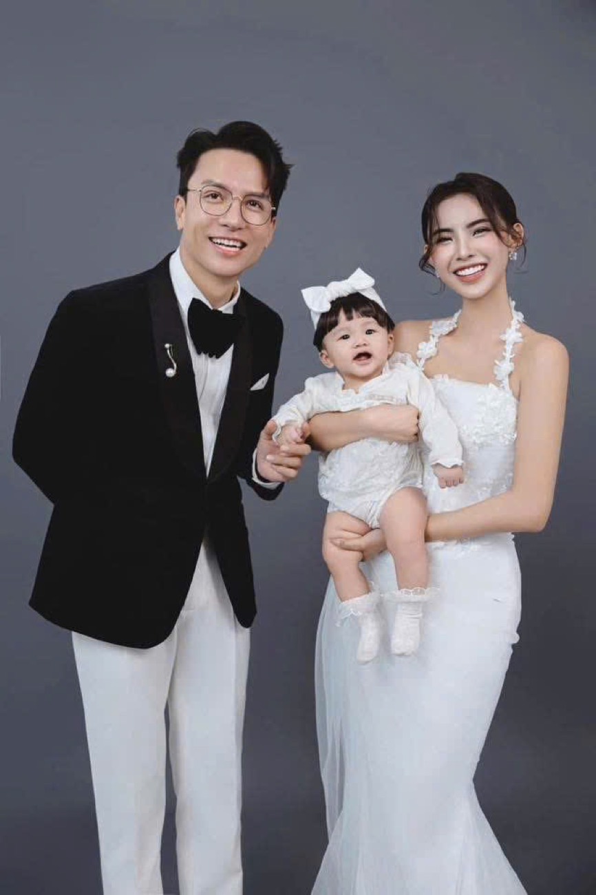 Ảnh gia đình studio nền xám thanh lịch