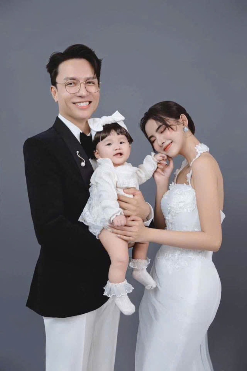 Gia đình hạnh phúc bên thiên thần nhỏ