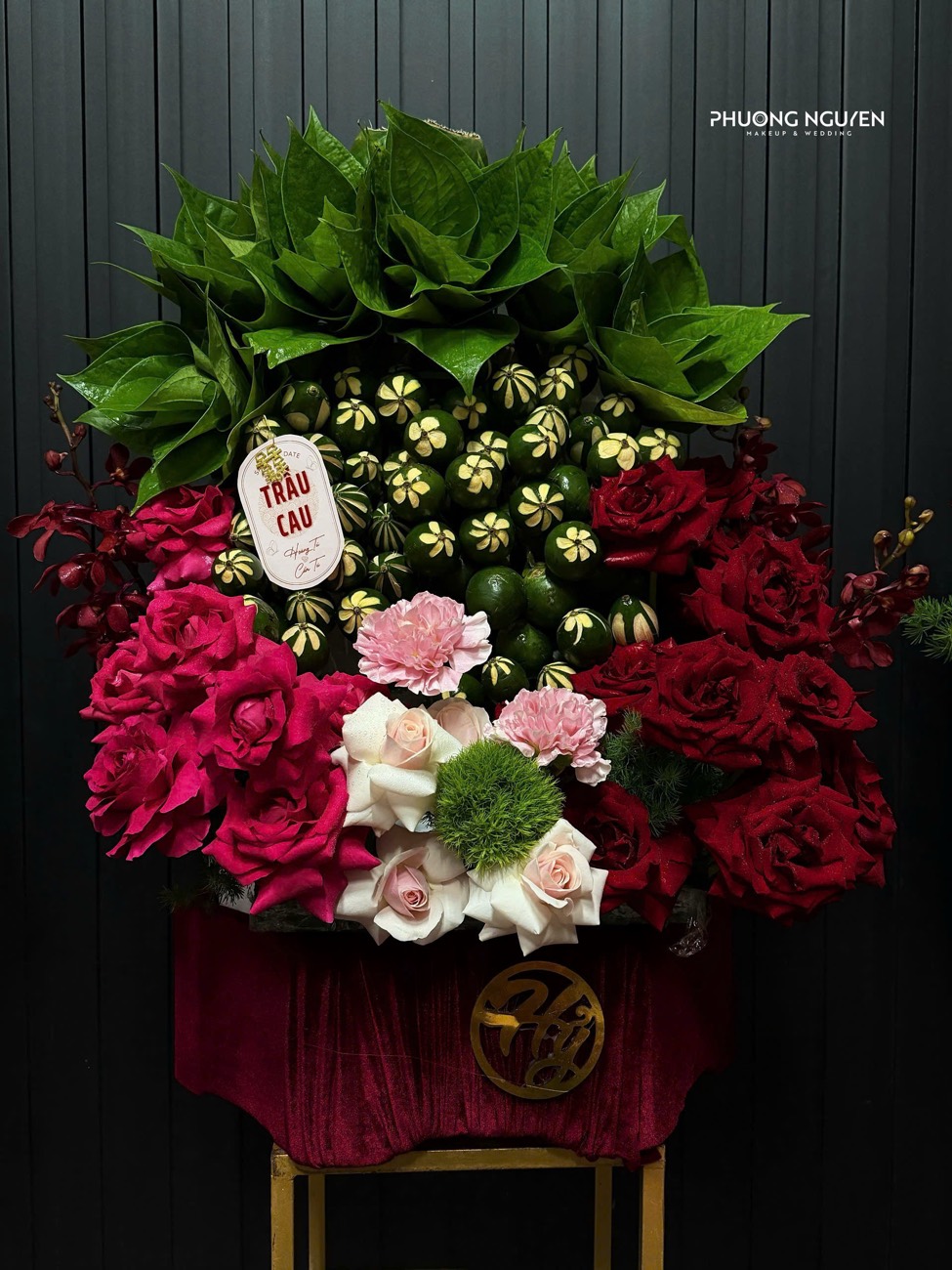 Mâm quả trái cây và hoa tươi